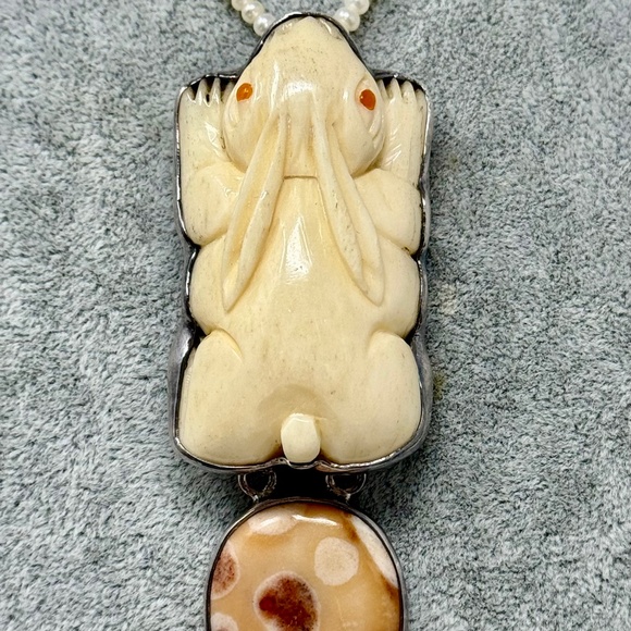Amy Kahn Russell gorgeous carved rabbit and pink easter agate pendant pin HUGE - Picture 5 of 16